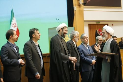 حجت الاسلام و المسلین شمس، جایزه فارابی را دریافت کرد