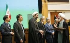 حجّة الإسلام والمسلمين شمس يتسلّم جائزة الفارابي