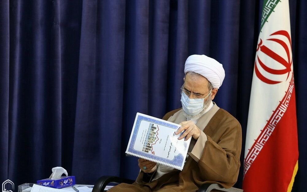 رسالة مهمّة بعثها «٣٥» أستاذاً من الأساتذة المبرّزين والمدراء العلميين في البلاد إلى آية الله أعرافي